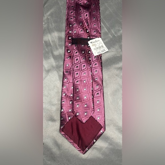Men’s Charvet Vintage NWT Pink Silver Geometric Regular Designer Silk Italy Tie - Picture 3 of 3